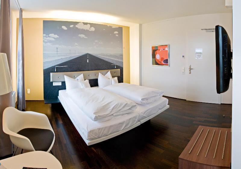 V8 Hotel Classic Motorworld Region Stuttgart 뵈브링엔 객실 사진